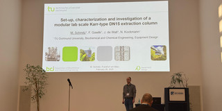 The picture shows Mathias Schmitz during his talk at the extraction conference.