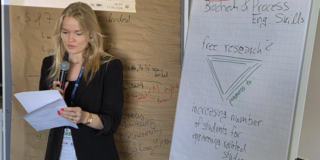 The picture shows Laura Marsollek in a workshop at the DECHEMA FORUM 2026