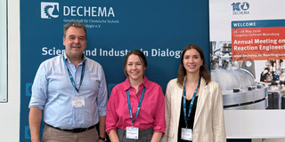 The picture shows Norbert Kockmann, Sophia Hamelbeck and Alina Tauriainen at the REACT2026.